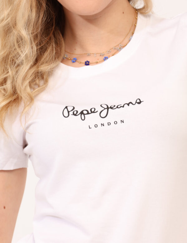 T-shirt Pepe Jeans Bianco - T-shirt su base bianca con stampa logo brand nero. La vestibilità è morbida e regolare. La t-shi