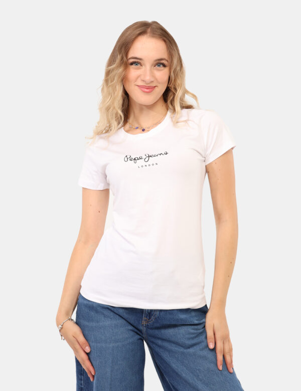 T-shirt Pepe Jeans Bianco - T-shirt su base bianca con stampa logo brand nero. La vestibilità è morbida e regolare. La t-shi