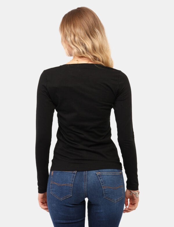 T-shirt Pepe Jeans Nero - T-shirt a maniche lunghe su base nera con stampa logo brand bianco. La vestibilità è morbida e reg