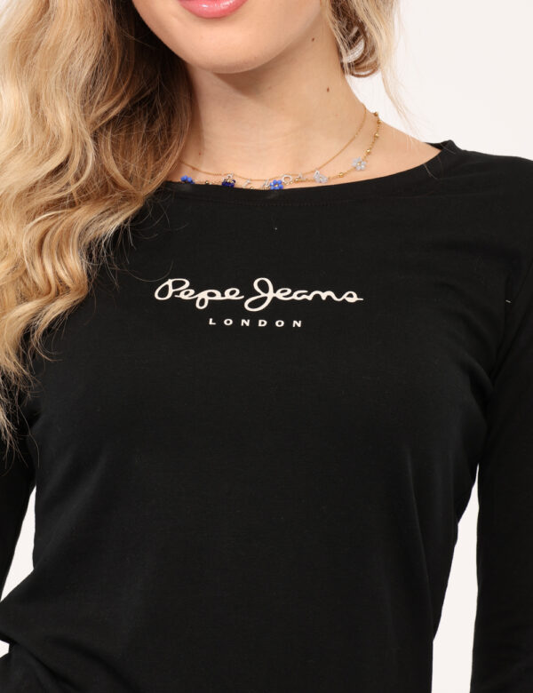 T-shirt Pepe Jeans Nero - T-shirt a maniche lunghe su base nera con stampa logo brand bianco. La vestibilità è morbida e reg