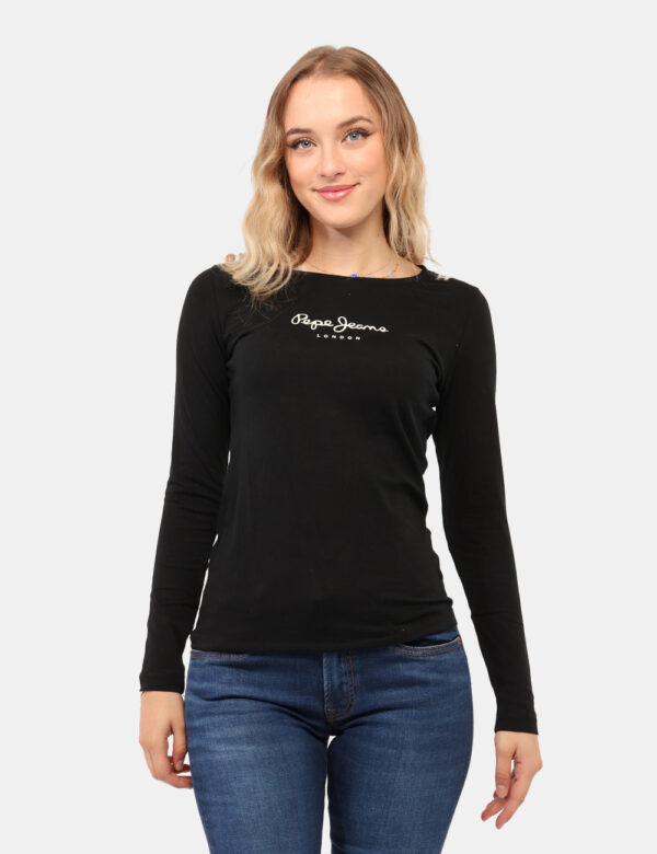 T-shirt Pepe Jeans Nero - T-shirt a maniche lunghe su base nera con stampa logo brand bianco. La vestibilità è morbida e reg