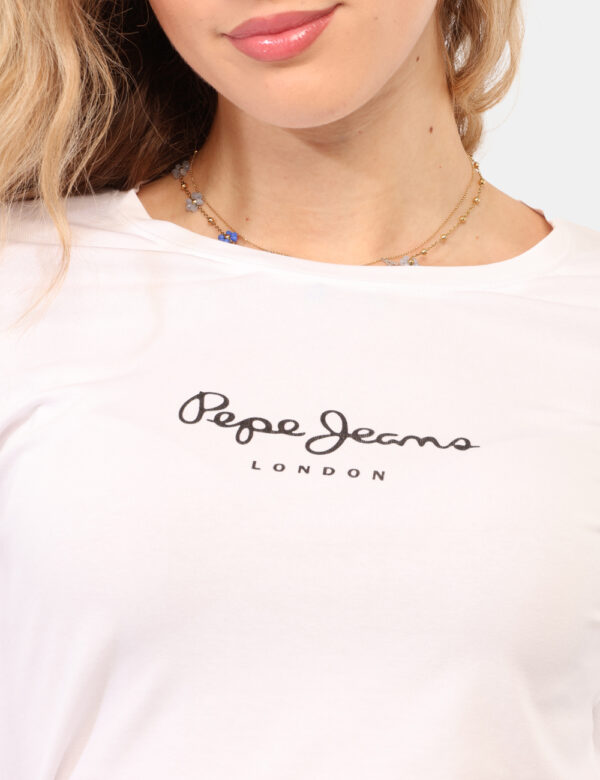T-shirt Pepe Jeans Bianco - T-shirt a maniche lunghe su base bianca con stampa logo brand nero. La vestibilità è morbida e r