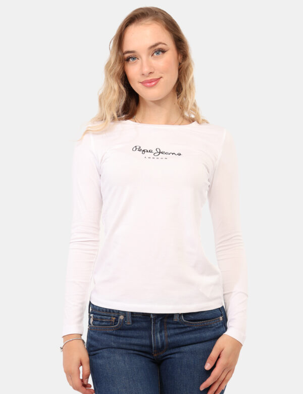 T-shirt Pepe Jeans Bianco - T-shirt a maniche lunghe su base bianca con stampa logo brand nero. La vestibilità è morbida e r