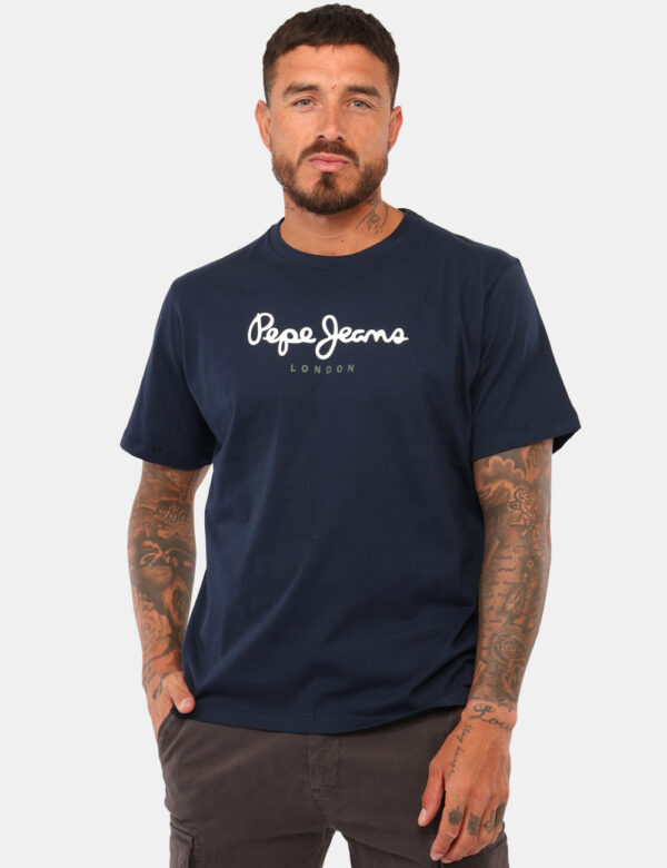 T-shirt Pepe Jeans Blu - T-shirt in total blu navy con stampa logo brand bianco. La vestibilità è morbida e regolare. La t-s