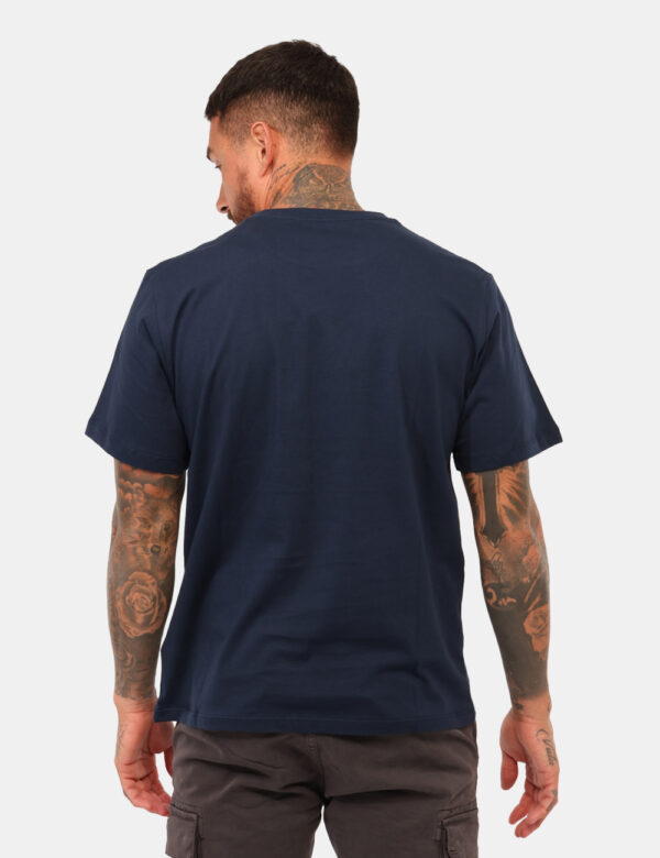 T-shirt Pepe Jeans Blu - T-shirt in total blu navy con stampa logo brand bianco. La vestibilità è morbida e regolare. La t-s