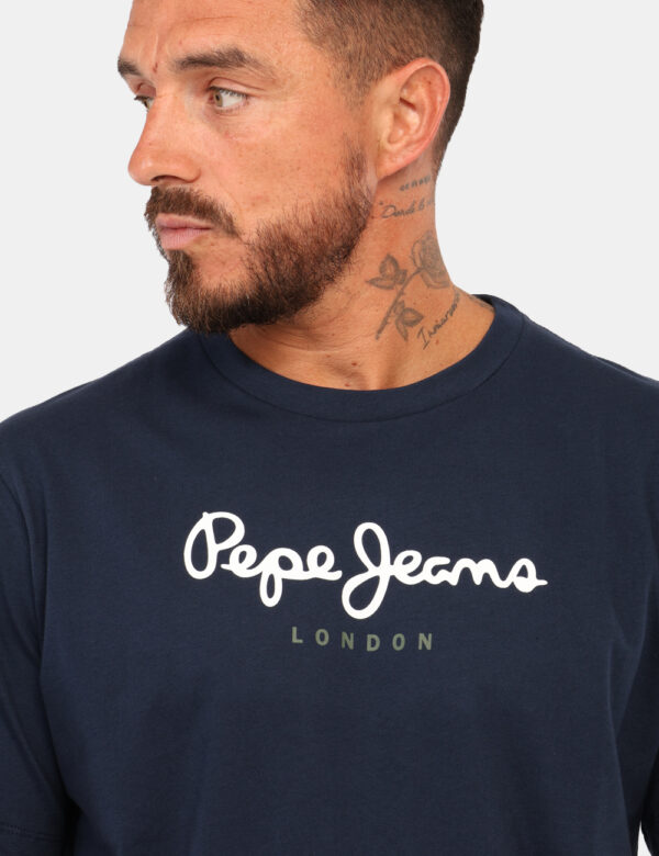 T-shirt Pepe Jeans Blu - T-shirt in total blu navy con stampa logo brand bianco. La vestibilità è morbida e regolare. La t-s