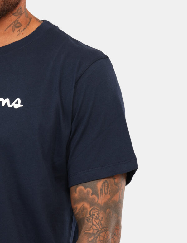 T-shirt Pepe Jeans Blu - T-shirt in total blu navy con stampa logo brand bianco. La vestibilità è morbida e regolare. La t-s