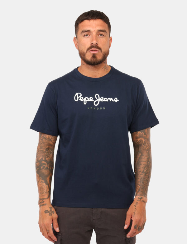 T-shirt Pepe Jeans Blu - T-shirt in total blu navy con stampa logo brand bianco. La vestibilità è morbida e regolare. La t-s