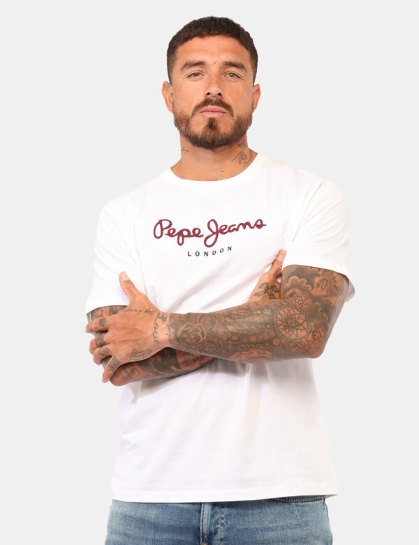 T-shirt Pepe Jeans Bianco - T-shirt in total bianco con stampa logo brand bordeaux. La vestibilità è morbida e regolare. La