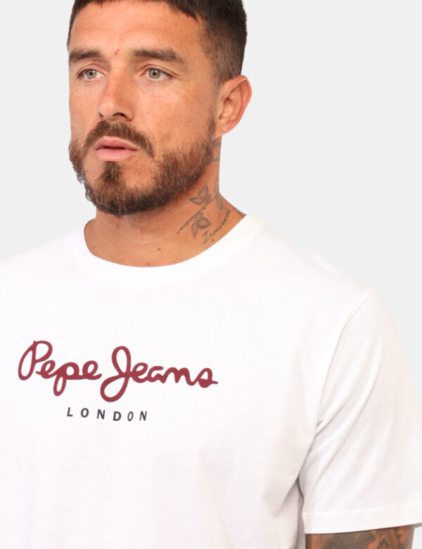 T-shirt Pepe Jeans Bianco - T-shirt in total bianco con stampa logo brand bordeaux. La vestibilità è morbida e regolare. La