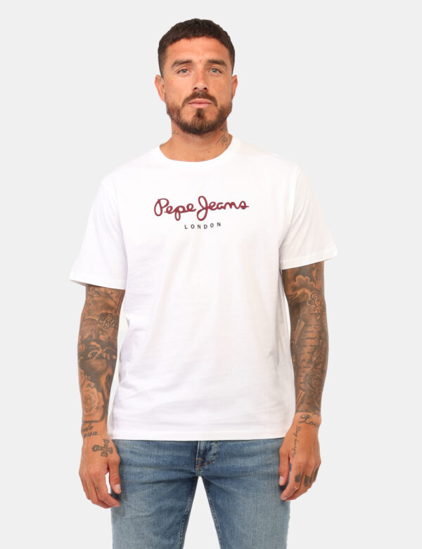 T-shirt Pepe Jeans Bianco - T-shirt in total bianco con stampa logo brand bordeaux. La vestibilità è morbida e regolare. La