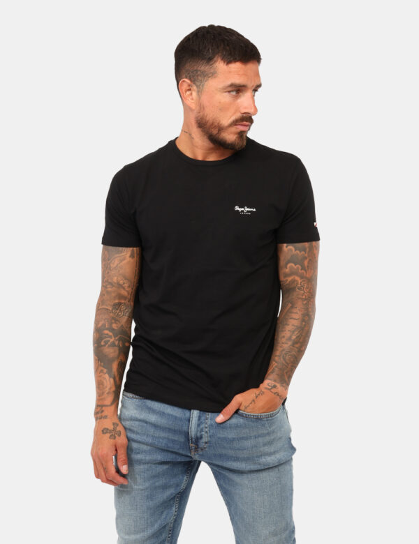 T-shirt Pepe Jeans Nero - T-shirt in total nero con stampa logo brand bianco. La vestibilità è morbida e regolare. La t-shir