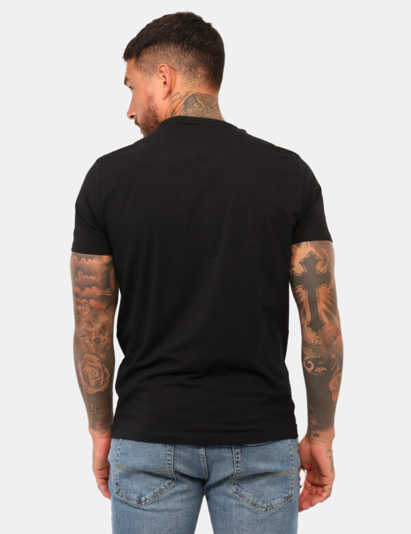T-shirt Pepe Jeans Nero - T-shirt in total nero con stampa logo brand bianco. La vestibilità è morbida e regolare. La t-shir
