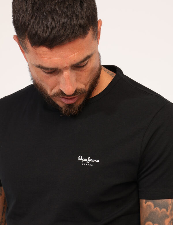 T-shirt Pepe Jeans Nero - T-shirt in total nero con stampa logo brand bianco. La vestibilità è morbida e regolare. La t-shir