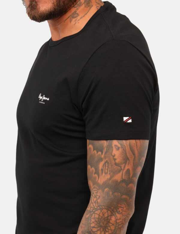 T-shirt Pepe Jeans Nero - T-shirt in total nero con stampa logo brand bianco. La vestibilità è morbida e regolare. La t-shir