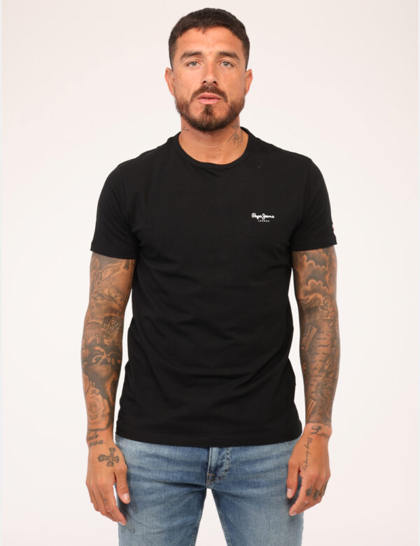 T-shirt Pepe Jeans Nero - T-shirt in total nero con stampa logo brand bianco. La vestibilità è morbida e regolare. La t-shir
