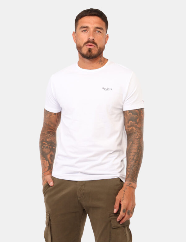 T-shirt Pepe Jeans Bianco - T-shirt in total bianco con stampa logo brand nero. La vestibilità è morbida e regolare. La t-sh