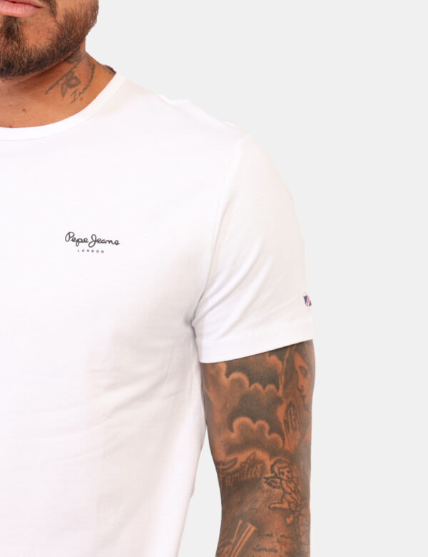 T-shirt Pepe Jeans Bianco - T-shirt in total bianco con stampa logo brand nero. La vestibilità è morbida e regolare. La t-sh