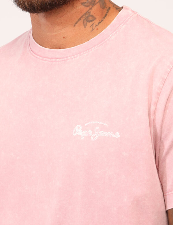 T-shirt Pepe Jeans Rosa - T-shirt in total rosa sfumato con stampa logo brand sul fronte e sul retro. La vestibilità è morbi