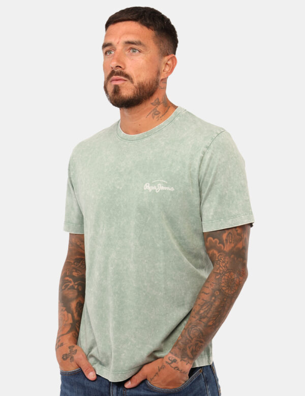 T-shirt Pepe Jeans Verde - T-shirt in total verde sfumato con stampa logo brand sul fronte e sul retro. La vestibilità è mor
