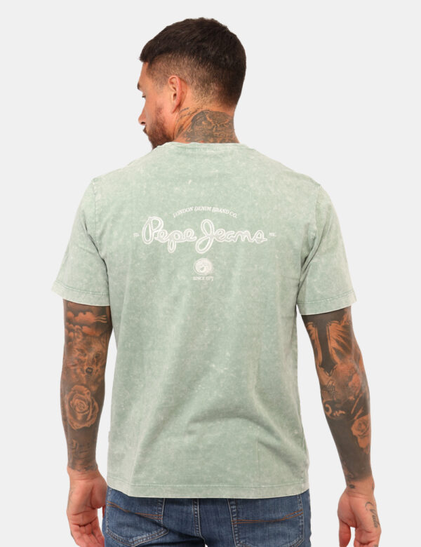 T-shirt Pepe Jeans Verde - T-shirt in total verde sfumato con stampa logo brand sul fronte e sul retro. La vestibilità è mor