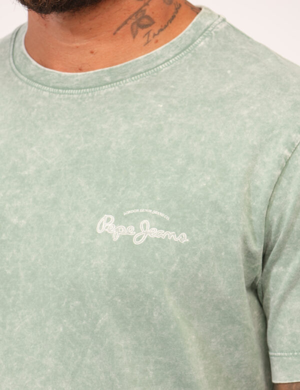 T-shirt Pepe Jeans Verde - T-shirt in total verde sfumato con stampa logo brand sul fronte e sul retro. La vestibilità è mor