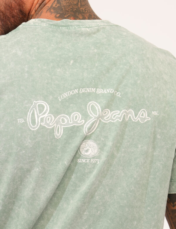 T-shirt Pepe Jeans Verde - T-shirt in total verde sfumato con stampa logo brand sul fronte e sul retro. La vestibilità è mor