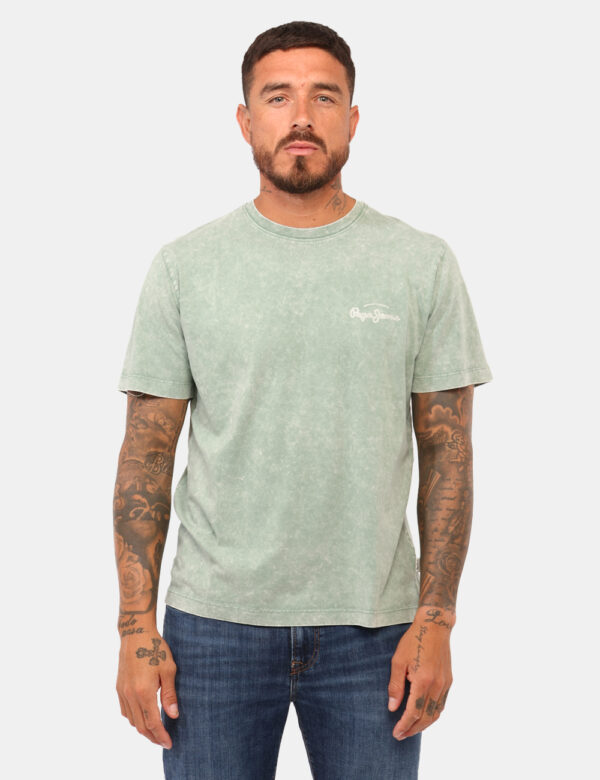 T-shirt Pepe Jeans Verde - T-shirt in total verde sfumato con stampa logo brand sul fronte e sul retro. La vestibilità è mor