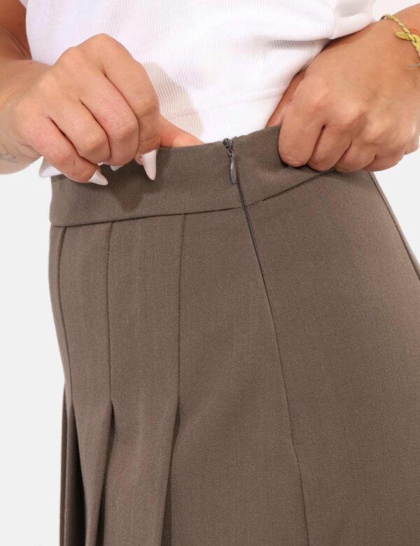 Gonna Materica Grigio - Gonna pantalone in total grigio tortora, pieghettata sul fronte. La vestibilità è morbida e pratica