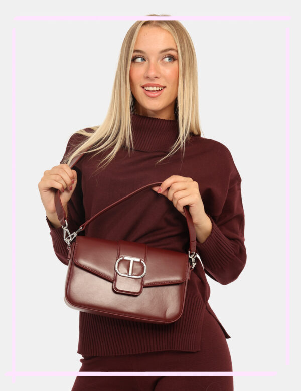 Borsa Twin Set Bordeaux - L’articolo appartiene al campionario esclusivo di stagione: pezzo unico.Cod. art. 252TB7390 DP CAV