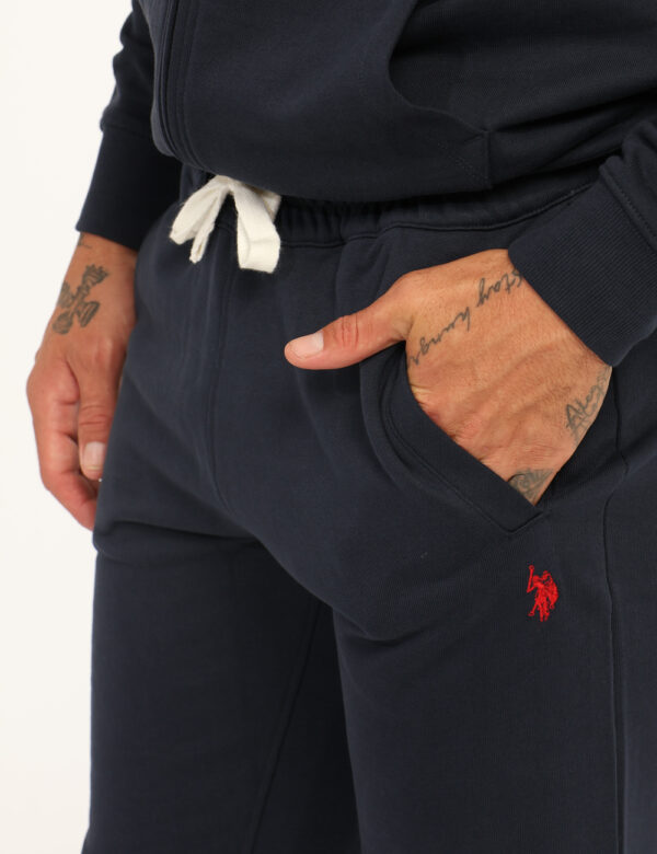 Pantaloni U.S. Polo Assn. Blu - Pantaloni tuta in cotone e total blu navy, con logo brand ricamato rosso e tasche a taglio t