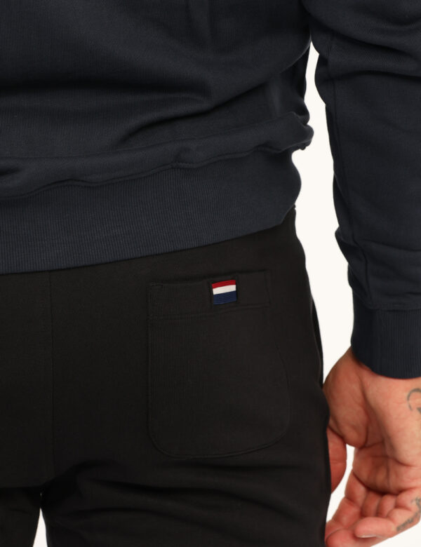 Pantaloni U.S. Polo Assn. Nero - Pantaloni tuta in cotone e total nero, con logo brand ricamato bianco e tasche a taglio tra