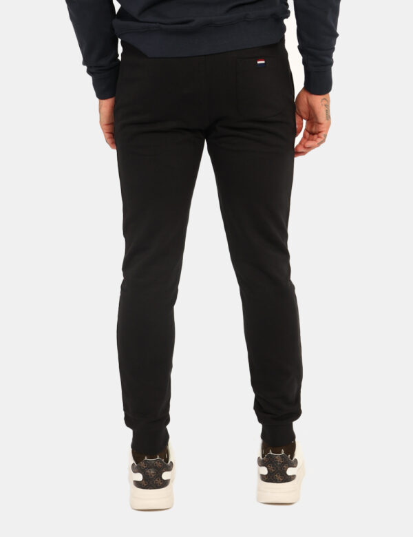 Pantaloni U.S. Polo Assn. Nero - Pantaloni tuta in cotone e total nero, con logo brand ricamato bianco e tasche a taglio tra