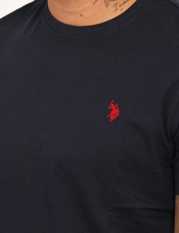 T-shirt U.S. Polo Assn. Blu - T-shirt classica in total blu navy con logo brand ricamato nero. La vestibilità è morbida e re