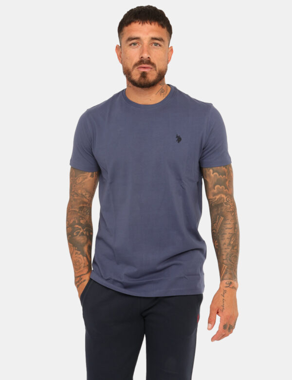 T-shirt U.S. Polo Assn. Blu - T-shirt classica in total blu con logo brand ricamato nero. La vestibilità è morbida e regolar