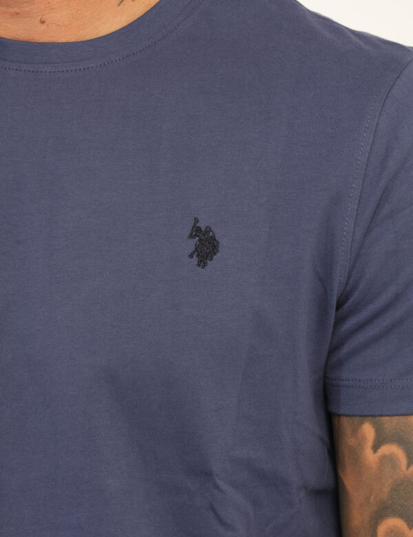 T-shirt U.S. Polo Assn. Blu - T-shirt classica in total blu con logo brand ricamato nero. La vestibilità è morbida e regolar