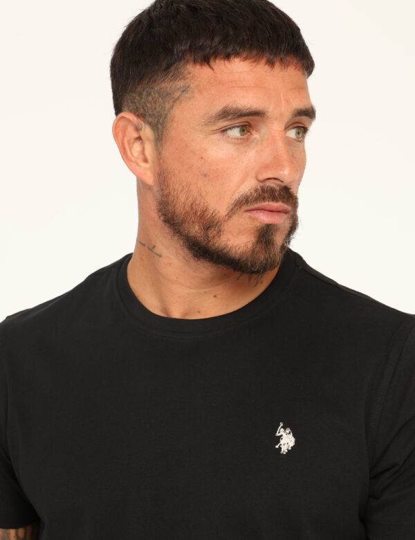 T-shirt U.S. Polo Assn. Nero - T-shirt classica in total nero con logo brand ricamato nero. La vestibilità è morbida e regol