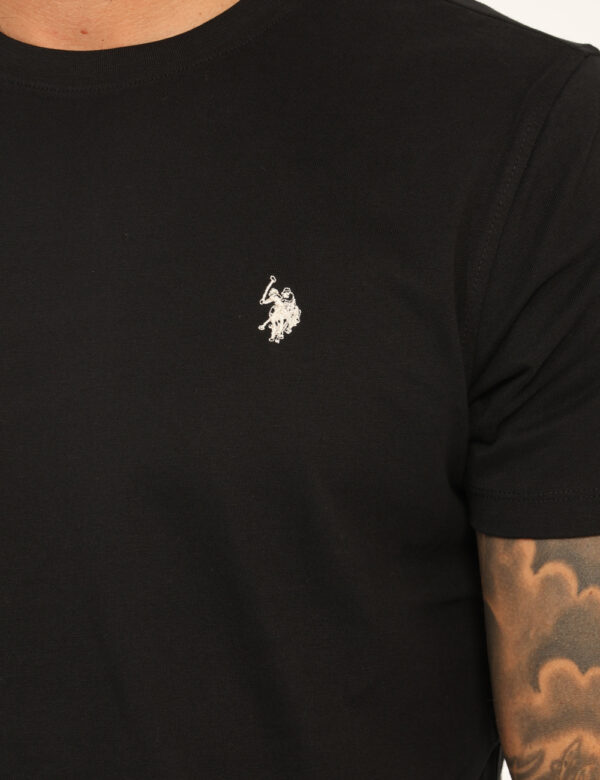 T-shirt U.S. Polo Assn. Nero - T-shirt classica in total nero con logo brand ricamato nero. La vestibilità è morbida e regol