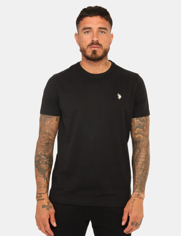 T-shirt U.S. Polo Assn. Nero - T-shirt classica in total nero con logo brand ricamato nero. La vestibilità è morbida e regol