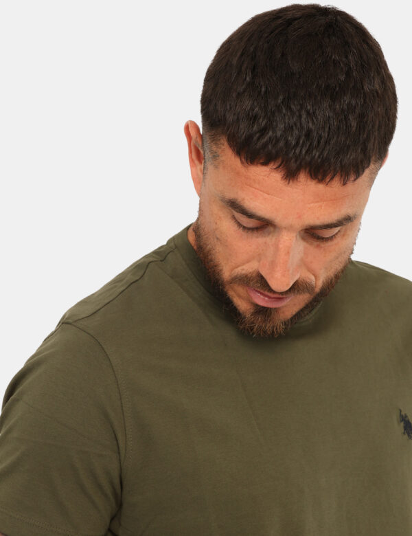 T-shirt U.S. Polo Assn. Verde - T-shirt classica in total verde militare con logo brand ricamato nero. La vestibilità è morb