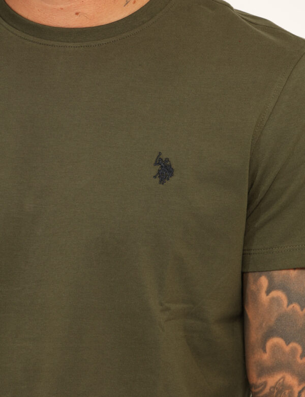 T-shirt U.S. Polo Assn. Verde - T-shirt classica in total verde militare con logo brand ricamato nero. La vestibilità è morb