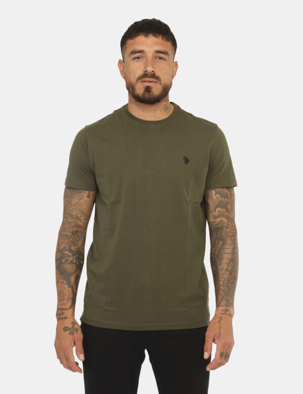 T-shirt U.S. Polo Assn. Verde - T-shirt classica in total verde militare con logo brand ricamato nero. La vestibilità è morb