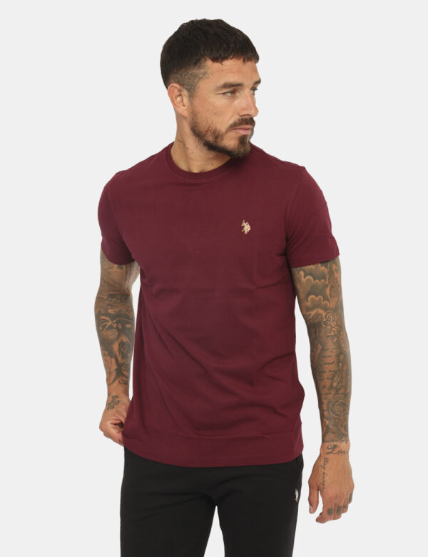 T-shirt U.S. Polo Assn. Bordeaux - T-shirt classica in total bordeaux con logo brand ricamato nero. La vestibilità è morbida