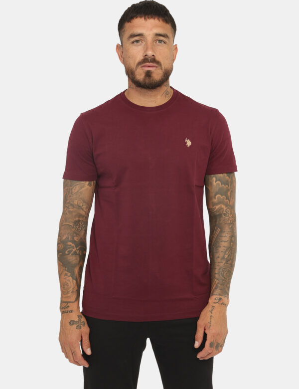T-shirt U.S. Polo Assn. Bordeaux - T-shirt classica in total bordeaux con logo brand ricamato nero. La vestibilità è morbida