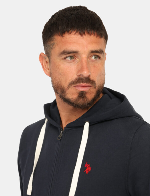 Felpa U.S. Polo Assn. Blu - Felpa con cappuccio in total blu navy, con logo brand ricamato rosso, più tasche a taglio trasve