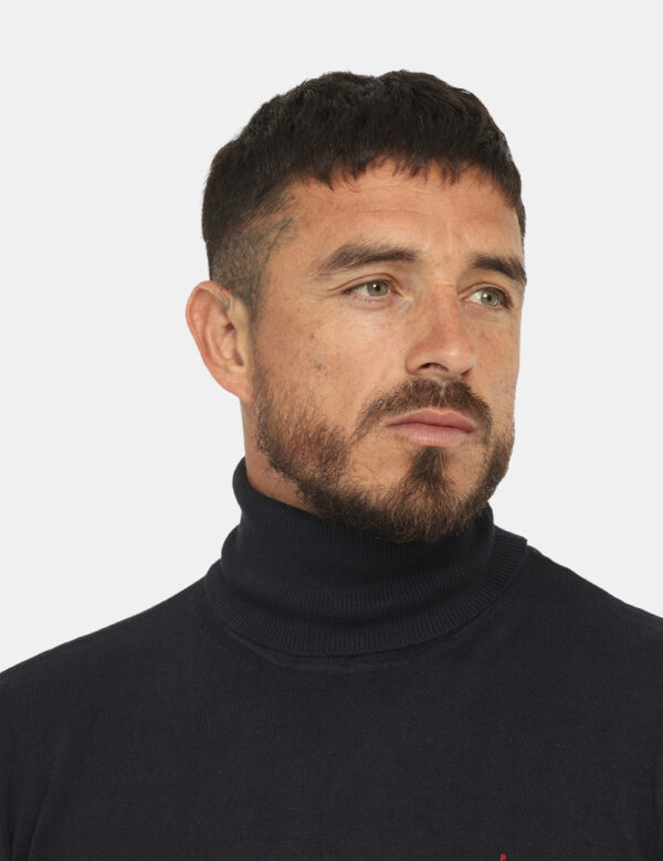 Maglione U.S. Polo Assn. Blu - Maglione modello dolcevita, in misto cotone - cachemire, in total blu navy con logo brand ric