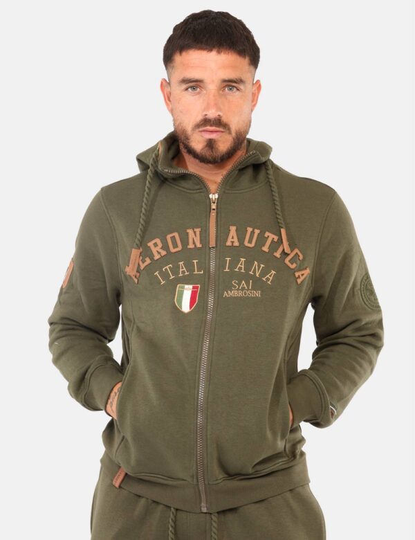 Felpa Aeronautica Italiana Verde - Felpa con cappuccio, in total verde militare con vari patch coordinati e ricamati. Presen