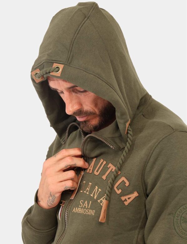 Felpa Aeronautica Italiana Verde - Felpa con cappuccio, in total verde militare con vari patch coordinati e ricamati. Presen