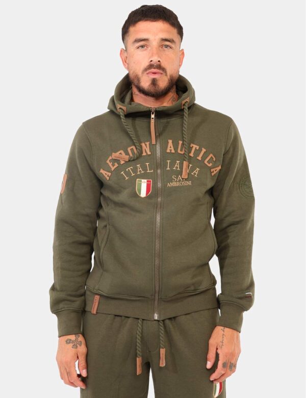 Felpa Aeronautica Italiana Verde - Felpa con cappuccio, in total verde militare con vari patch coordinati e ricamati. Presen