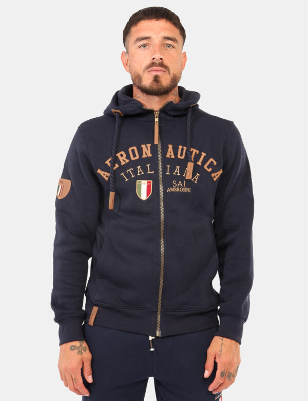 Felpa Aeronautica Italiana Blu - Felpa con cappuccio, in total blu navy con vari patch coordinati e ricamati. Presenti tasch